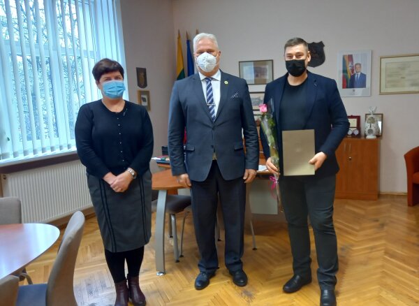 Andriui Taurai įteiktas Biržų rajono mero padėkos raštas