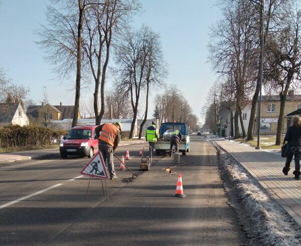 Vykdomi gatvių duobių tvarkymo darbai