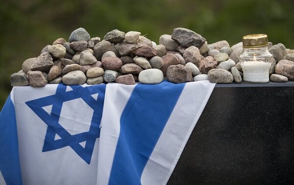 Rugpjūčio 8 d. kviečiame prisiminti ir pagerbti Holokausto aukas