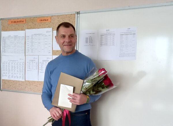 Biržų Kaštonų pagrindinės mokyklos mokytojui Egidijui Žaldokui įteiktas padėkos raštas