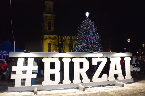 Įžiebta Biržų miesto kalėdinė eglė