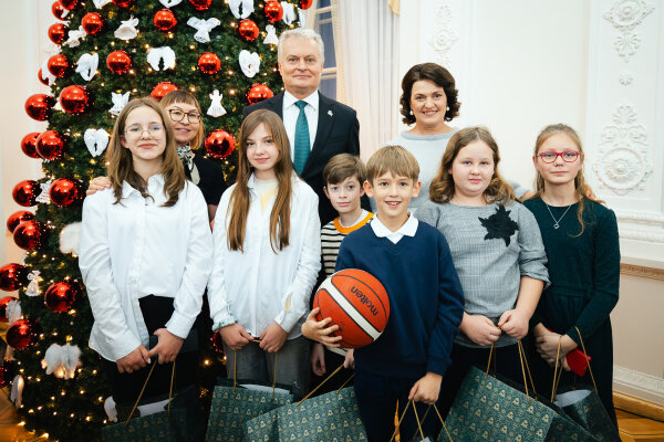 VšĮ „Vaiko užuovėja" vaikų dienos centro mokiniai dalyvavo Prezidentūros Kalėdų eglutės...
