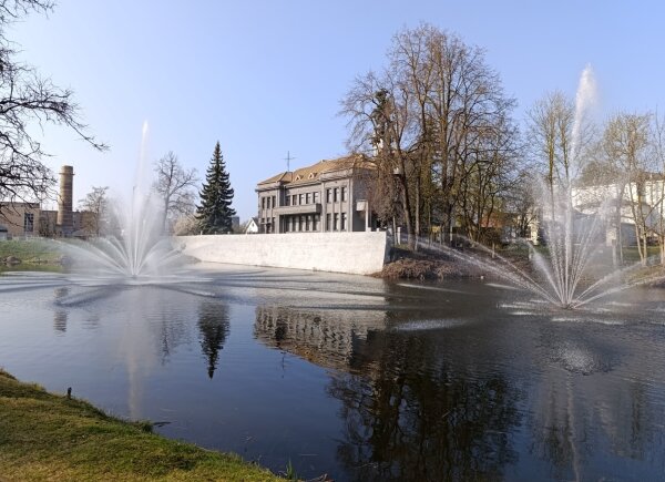 Įjungiami Biržų mieste esantys fontanai bei vandens gertuvės