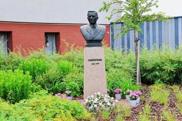 Dėl paminklo Borisui Dauguviečiui